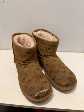 UGG Kids Logo-Print Cupsole Boot in Chestnut Brown